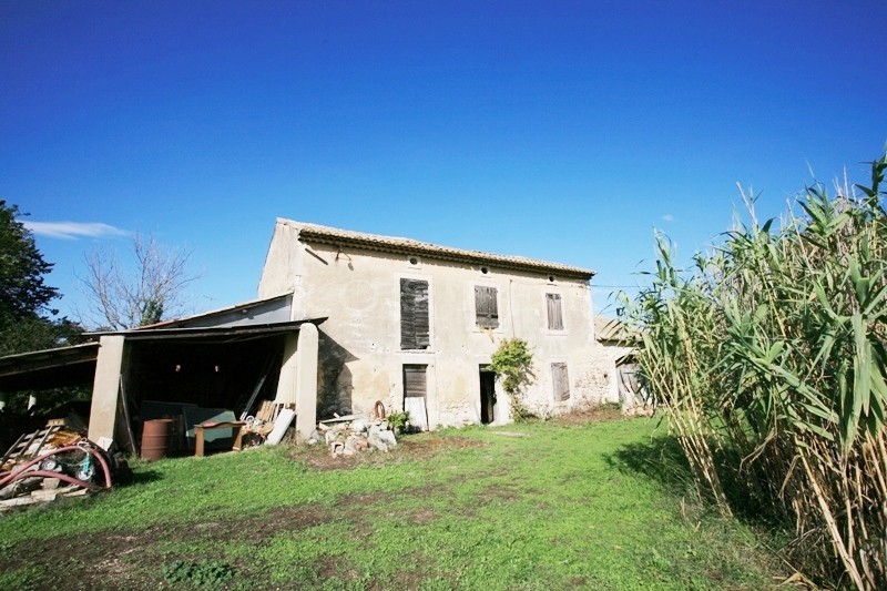 Luberon, en campagne, mas à restaurer, sur environ 5.000 m² de terrain   