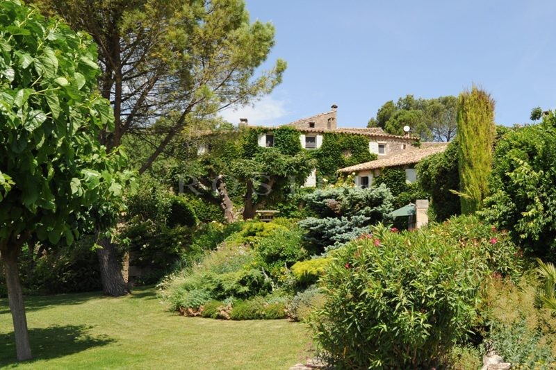 Proche du village de Gordes, en bordure de hameau, à vendre, ferme ancienne, rénovée sur 12 hectares