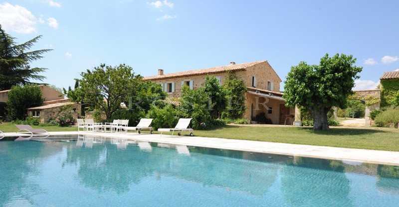Face au Luberon, à vendre,  propriété de famille avec dépendances et  piscine miroir sur 2 hectares de terres.  