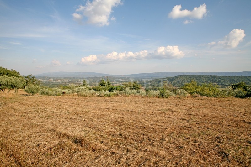 A vendre,  terrain constructible avec vue, situé à proximité d'un village réputé du Luberon   