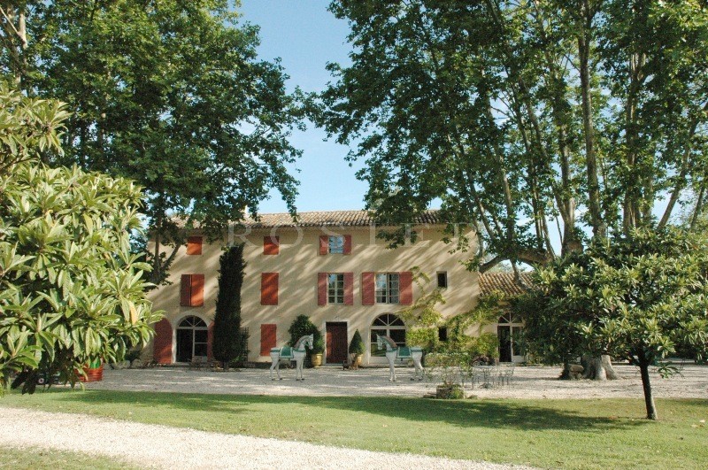A vendre en Pays des Sorgues,  au bord de la rivière, bastide provençale rénovée,  dépendances, piscine sur 6 hectares de parc 
