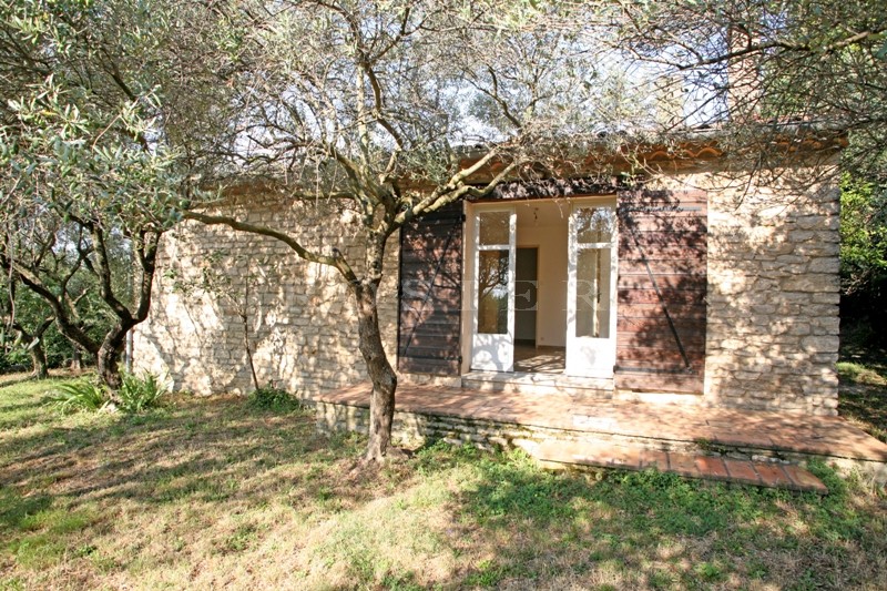 En Luberon, au milieu des oliviers, charmante maison en pierres, de plain-pied à rafraîchir - BIEN VENDU