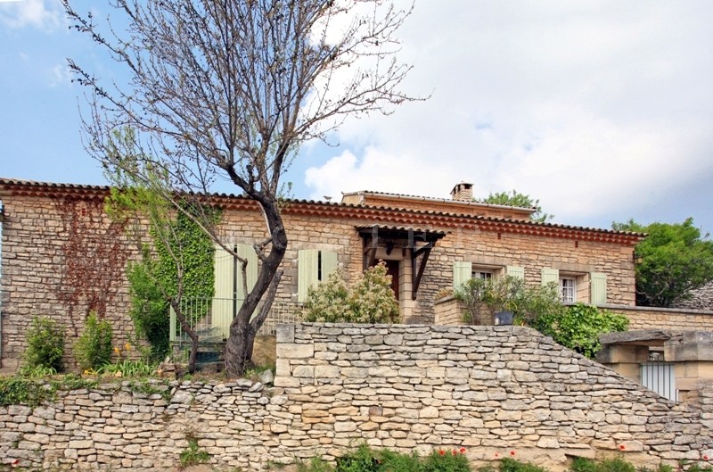 A Gordes, en vente,  très belle situation pour cette maison en pierres  avec terrasse ensoleillée sur le Luberon et jardin 