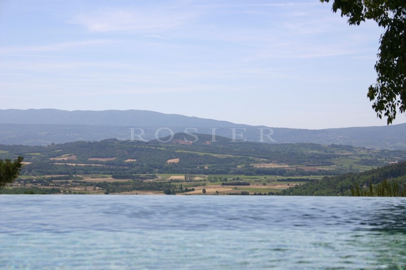 A vendre dans le Luberon par ROSIER,  très belle maison en bordure du village de Gordes,  avec piscine à débordement et vue panoramique plein sud face au Luberon  