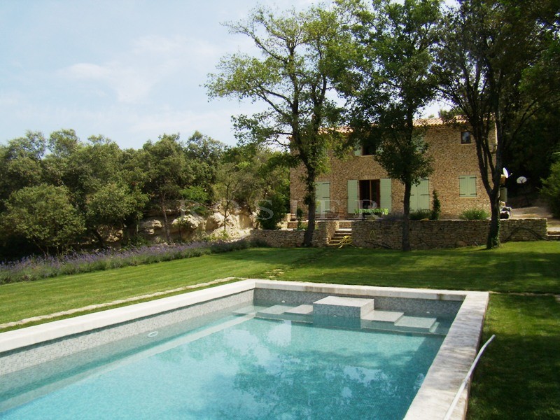 A vendre dans le triangle d'or du Luberon,  proche du village médiéval de Gordes, jolie maison en pierres sur un grand terrain clôturé avec piscine et garage et très belle vue sur le Luberon et la vallée ponctuée de villages perchés.  