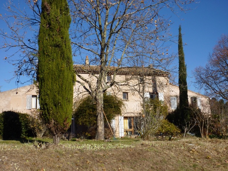 A vendre en Luberon,  proche de Roussillon, authentique mas provençal,  nécessitant des travaux de rénovation. Très beau potentiel 