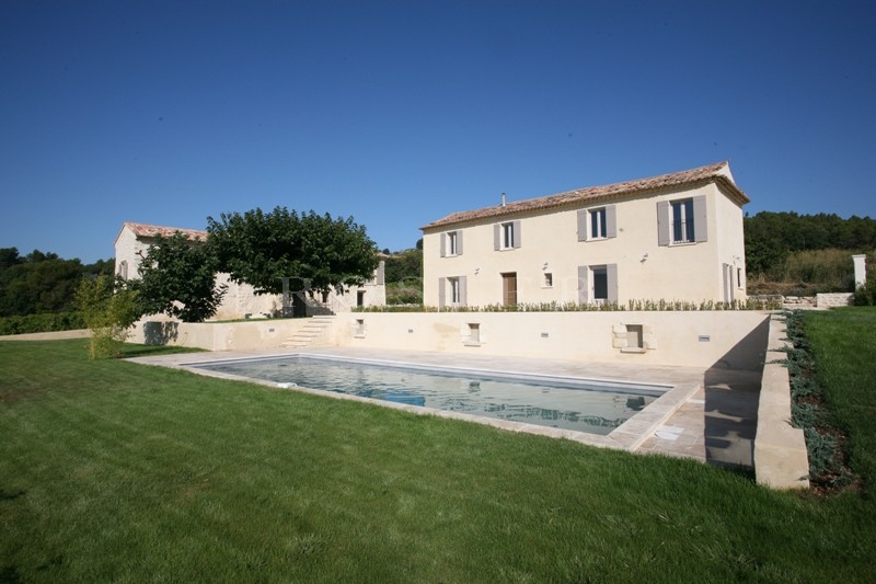 Luberon, à vendre, propriété avec dépendance, superbement restaurée,  avec piscine et vue sur la vallée. 