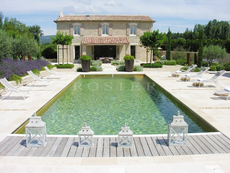A proximité de Gordes en Luberon,  à vendre, très belle maison contemporaine, revêtue de pierres sèches de Gordes,  avec piscine, pool house, terrasse et vue sur le Luberon 