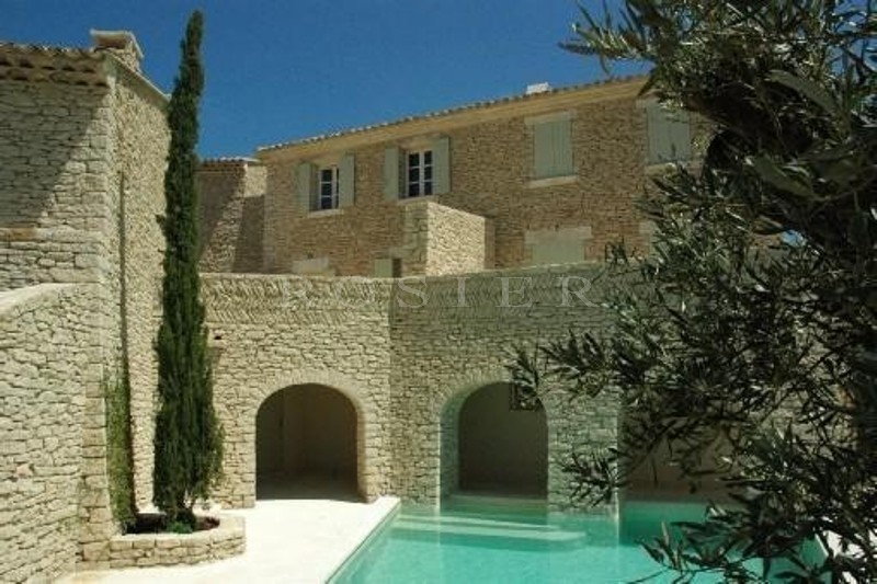 A vendre, à Gordes,  à deux pas du centre du village, traditionelle maison en pierres, sur 2 niveaux avec beaucoup de charme,   piscine et garage 