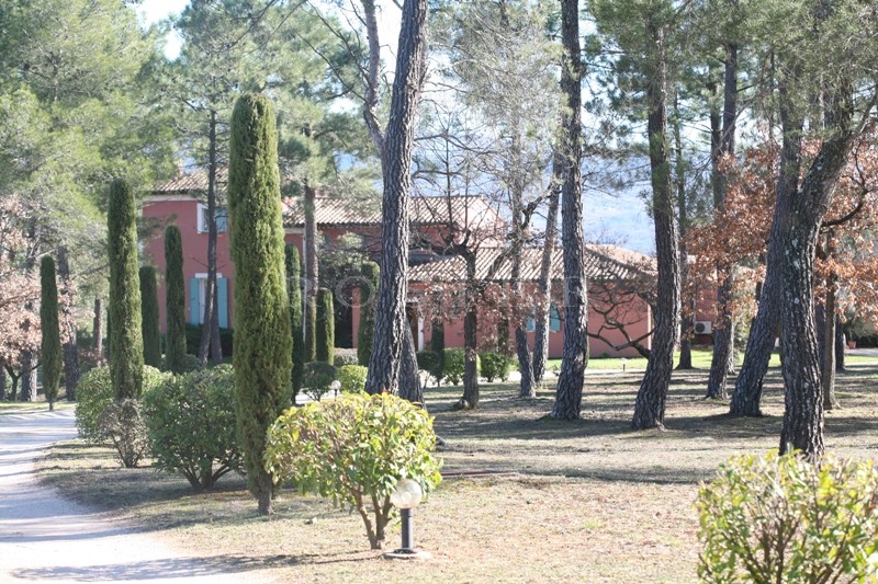 A quelques minutes des plus beaux villages perchés du Luberon, à la vente, agréable maison avec piscine et dépendances  