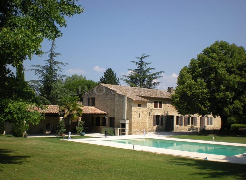 A vendre dans le Luberon par ROSIER,  authentique mas provençal ancien rénové et agrémenté d'une belle terrasse,  d'une piscine dans un parc de 7 900 m² 