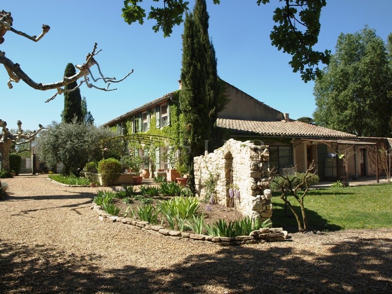 A vendre en Pays des Sorgues,  beau mas rénové avec dépendances, étang, piscine,  sur 3,6 hectares de terrain 