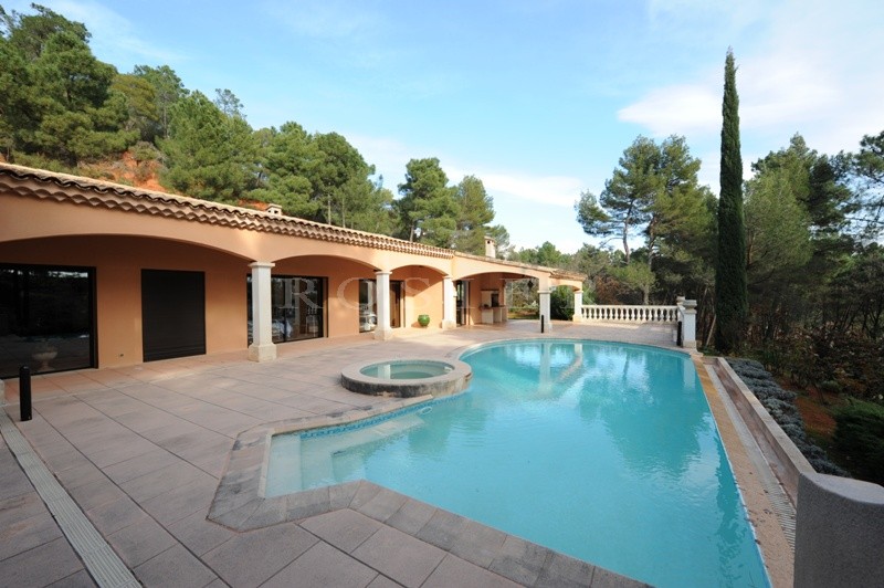 A vendre, près de Roussillon,  maison contemporaine avec piscine à débordement,  dans un paysage de collines d'ocres 
