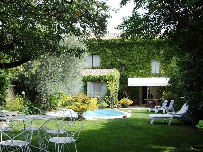 Provence, en vente dans un beau village provençal,  renommé pour ses 37 fontaines, charmante maison en pierres,  agrémentée d'un jardin avec piscine. 