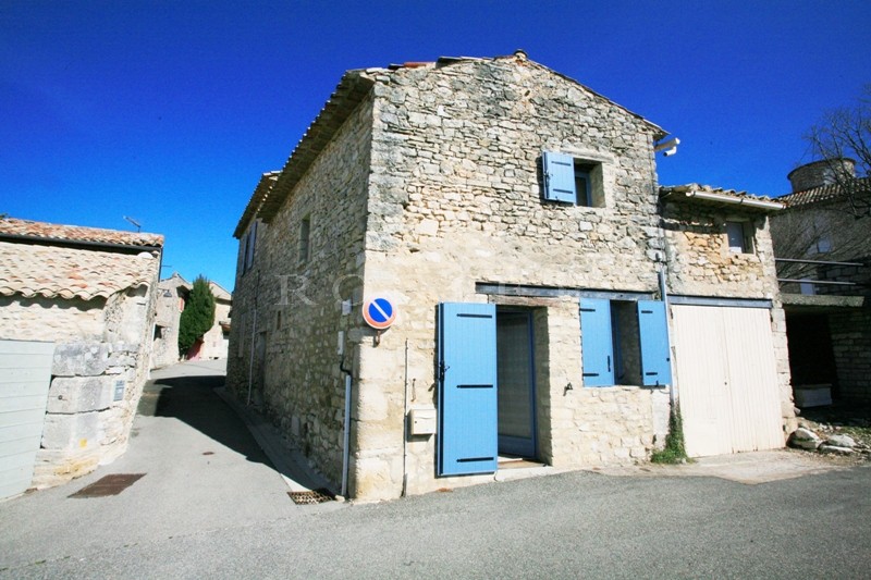 Dans un village du Luberon, à vendre,  maison de village en pierres, idéale comme pied à terre en Provence  