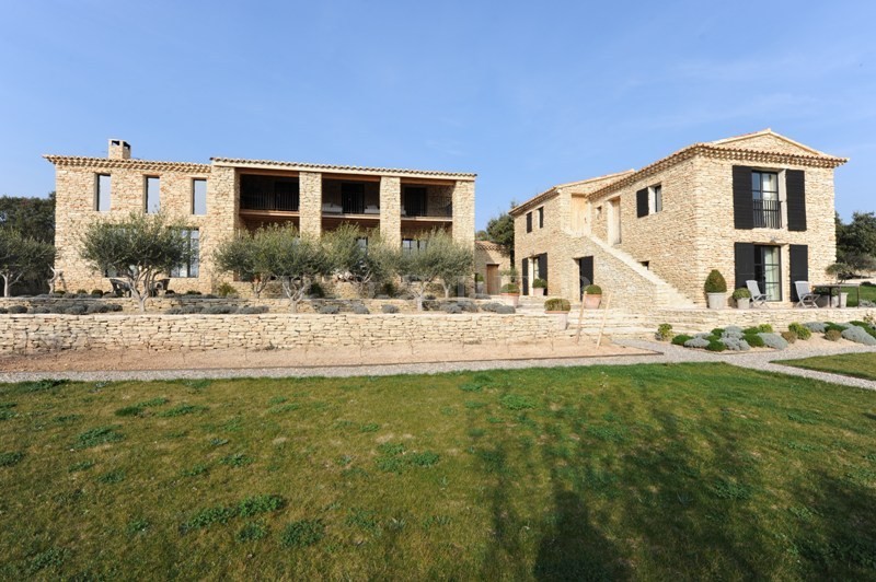 A quelques minutes à pied du prestigieux village de Gordes superbe propriété contemporaine avec maison d'amis et piscine  