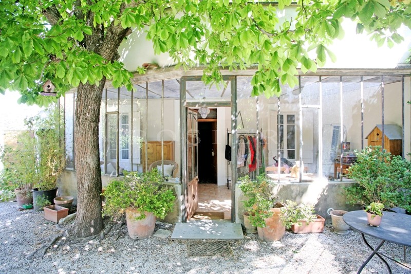 Dans le village de Robion dans le Luberon, à vendre,  maison de charme avec belle véranda, cour intérieure et grand jardin.   