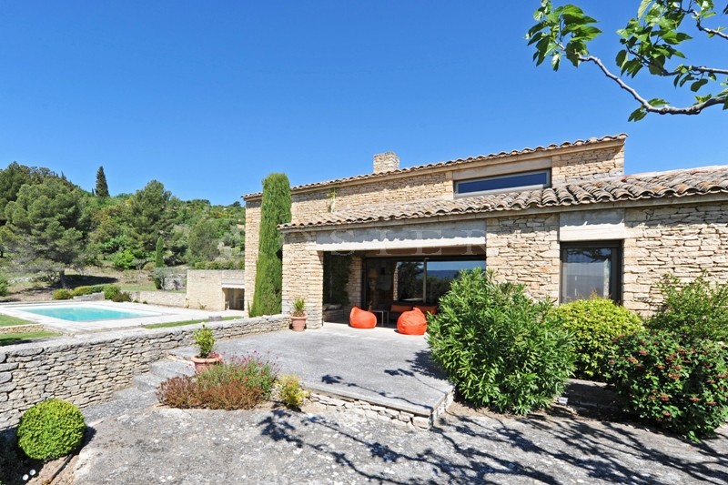 En position dominante, à seulement quelques minutes à pied du centre du village de Gordes, superbe propriété avec vues imprenables sur la vallée et les villages perchés du Luberon   
