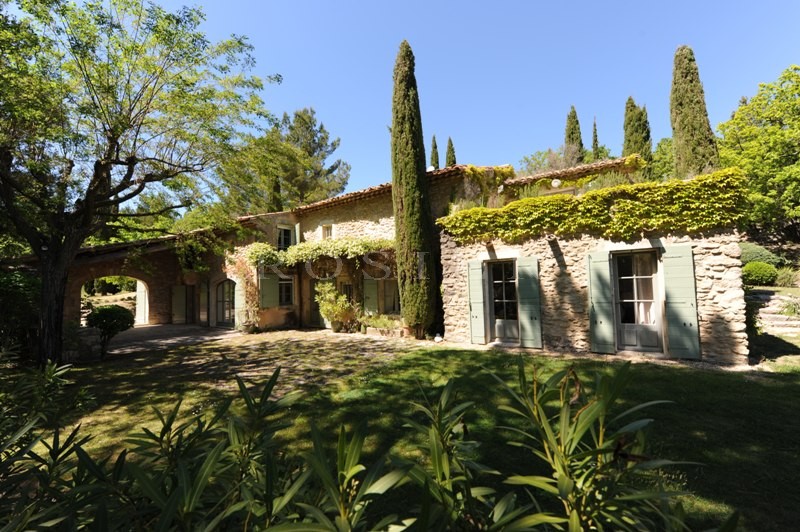 En vente,  dans le triangle d'or du Luberon, authentique mas provençal en pierres  sur un beau terrain paysager.  