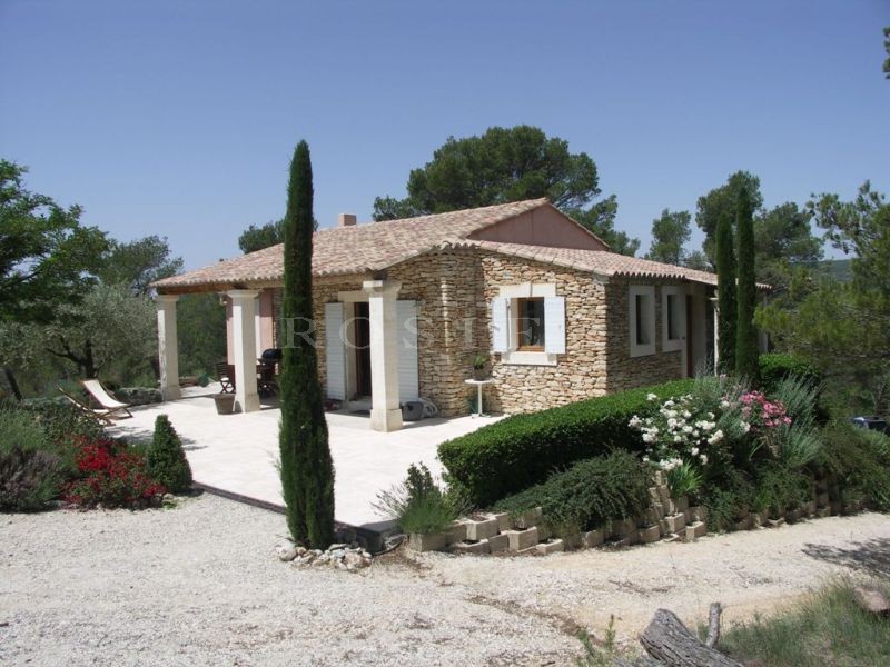A vendre,  jolie maison en pierres avec piscine, à proximité d'un village du Luberon  