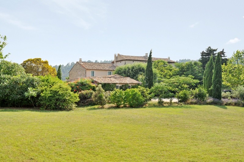 A vendre,   superbe propriété avec dépendances, dans un environnement protégé,  bénéficiant de belles vues