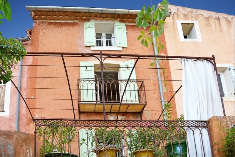 Dans un village célèbre du Luberon,  à vendre, maison de charme  avec jardinet, terrasse et un local commercial très bien situé 