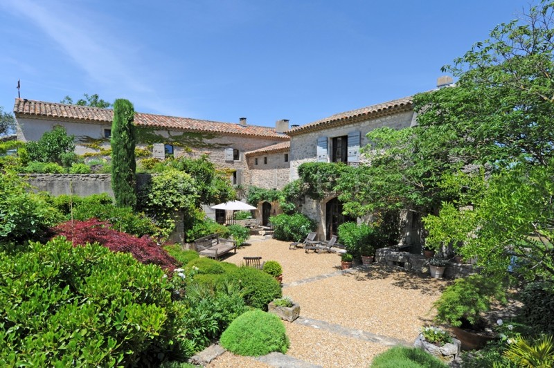 Elégante propriété de charme  sur 5,7 hectares  au coeur du triangle d'or du Luberon. 