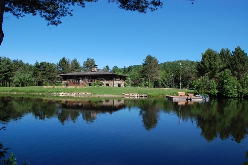 Canada, Laurentides, à vendre,  authentique chalet canadien avec maison d'amis et  2 lacs dans un décor naturel inoubliable  