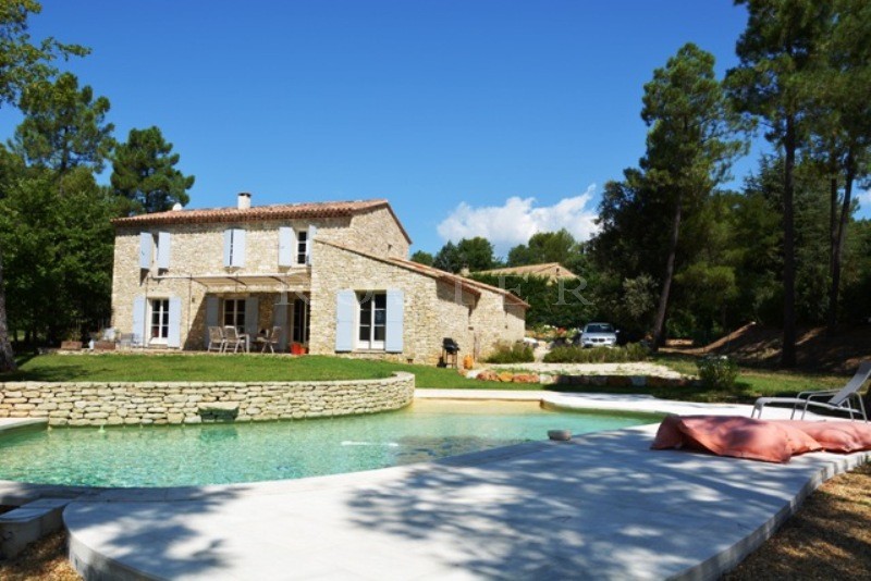 A Gordes, en vente,  maison traditionnelle avec piscine, terrasse dans un beau parc de 2 300 m²   