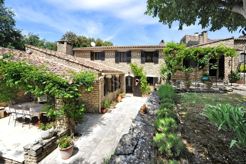 A proximité de Gordes en Luberon,  propriété de charme, maison de hameau ancienne restaurée  avec un joli jardin, terrasses, piscine  