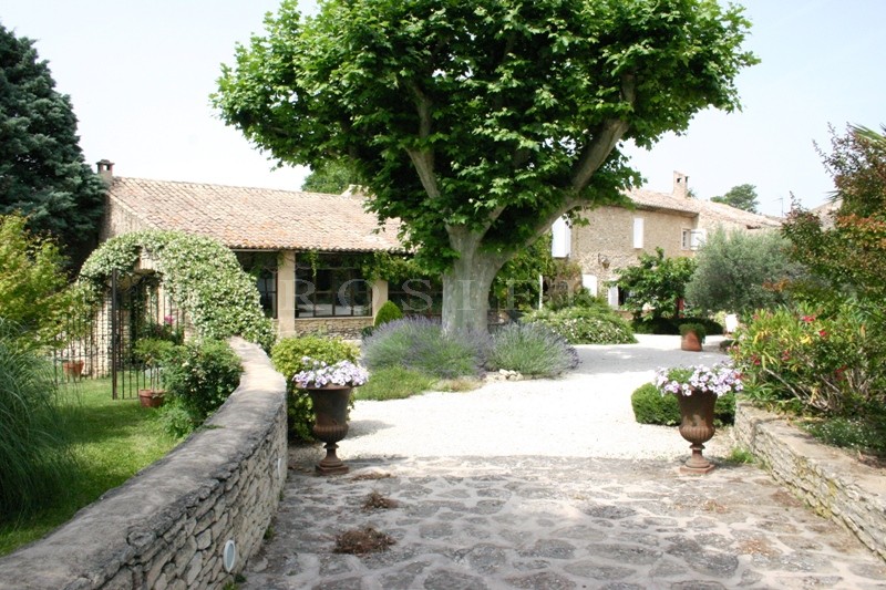 A vendre, en Luberon,  très beau mas provençal en pierres apparentes, entièrement rénové,  avec un jardin très agréable et une piscine 