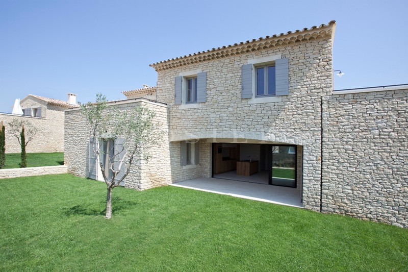 A Gordes, en vente,  dans une petite résidence privée, villa-appartement  avec piscine commune sur terrain clos de 3 300 m². 