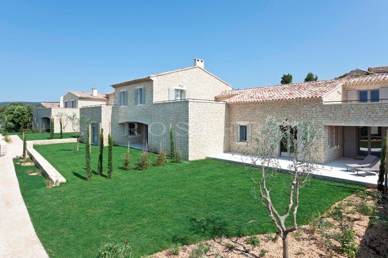 A vendre, à Gordes,  appartement en rez-de-jardin dans une petite résidence  avec piscine et jardin de 3 300 m² en commun 