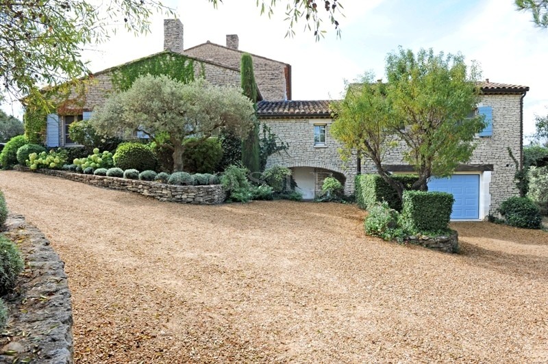 Luberon, à vendre,  à quelques minutes de Gordes et Ménerbes, propriété en pierres,  avec piscine et pool house 