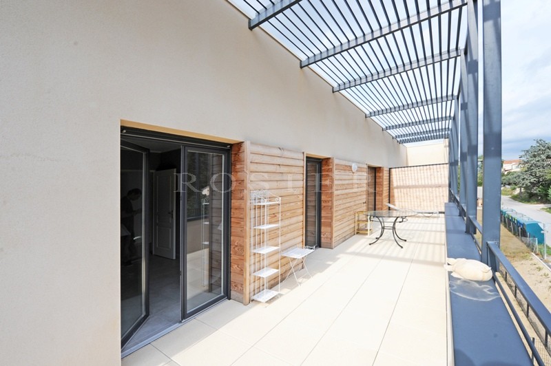 A vendre, en Luberon,  bel appartement de standing avec terrasse et vue sur le Luberon  