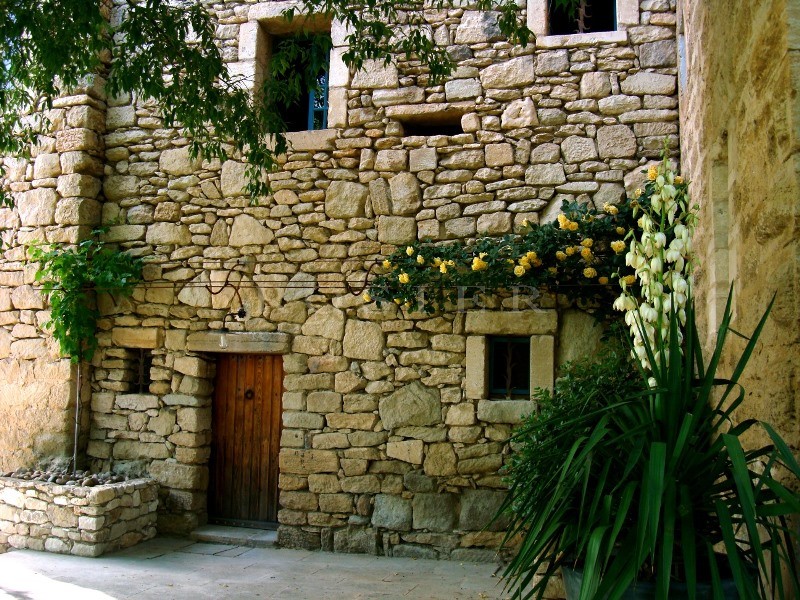 A vendre, en Luberon,  très originale maison semi troglodyte, avec dépendances sur 2 hectares avec une belle oliveraie.  