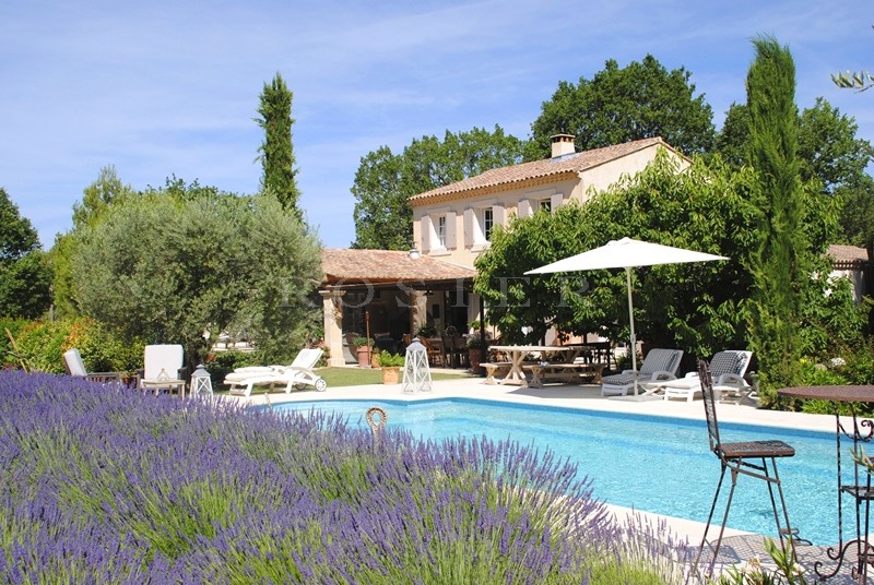 A deux pas de l'un des plus beaux villages de France, à vendre, maison traditionnelle, pleine de charme,  avec jardin paysager, piscine et terrasses 