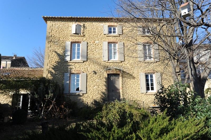 A vendre dans la région des Côtes du Rhone,  Chateauneuf du Pape, maison bourgeoise du XVIIIème siècle rénovée avec goût, jardin  
