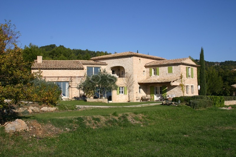 A proximité des endroits prestigieux du Luberon, à vendre, vaste maison très confortable, avec vues dégagées,  sur un parc de 1.6 hectare 