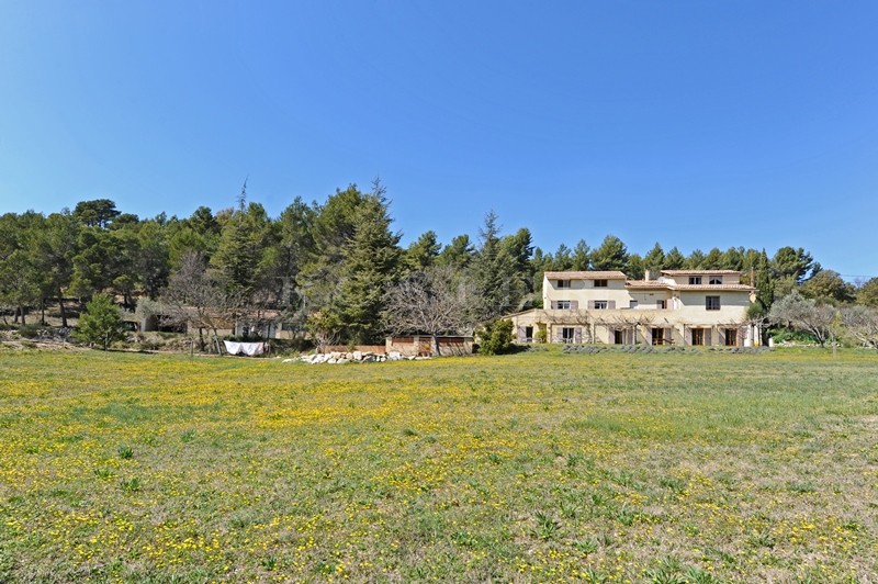 En Vaucluse,  à vendre à proximité d'un beau village perché, maison avec dépendances, piscine et jacuzzi,  sur plus de 2 hectares, avec vues remarquables. 