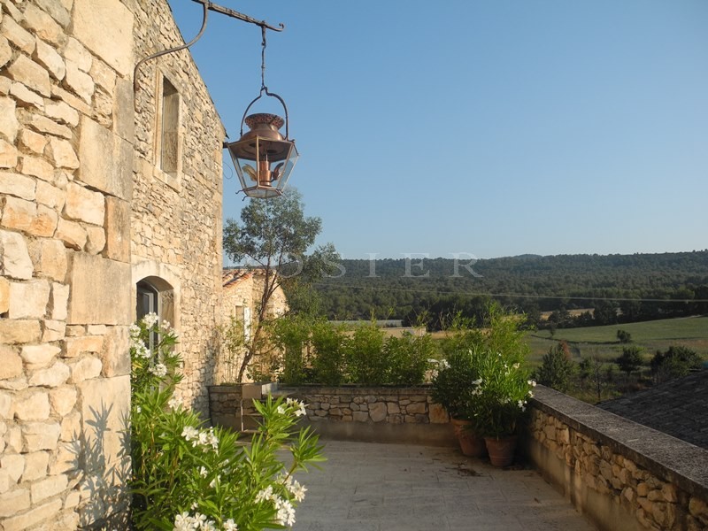A vendre, en Luberon,  maison de hameau,  avec de belles vues, terrasses et garage 