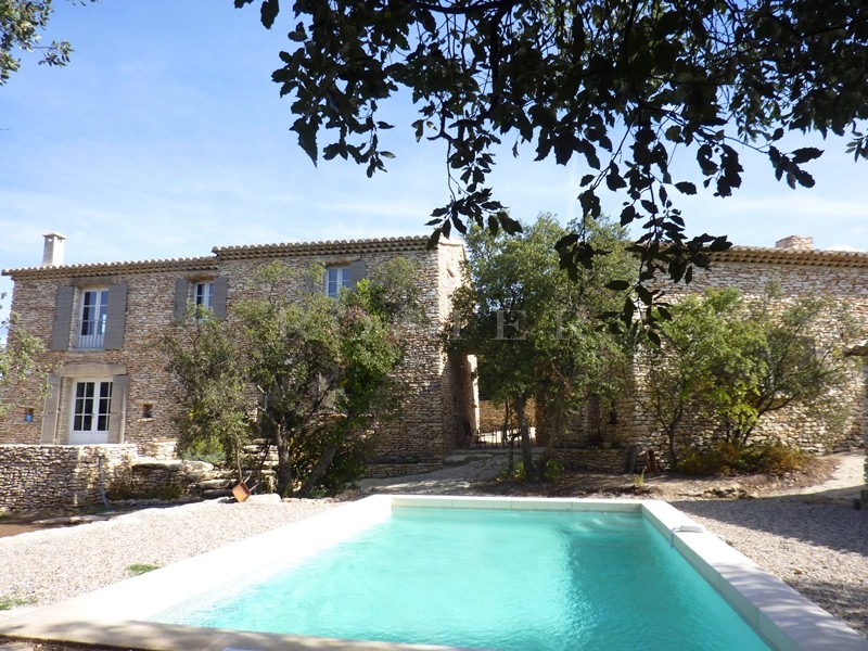 A vendre en Luberon,  maison de hameau en pierres avec maison d'amis, grand jardin et piscine  