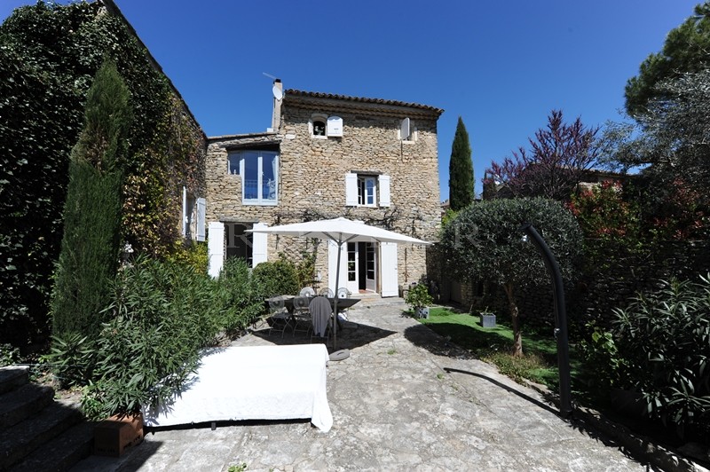 A vendre en Luberon,  belle maison de village en pierres avec cour et maison d'amis  