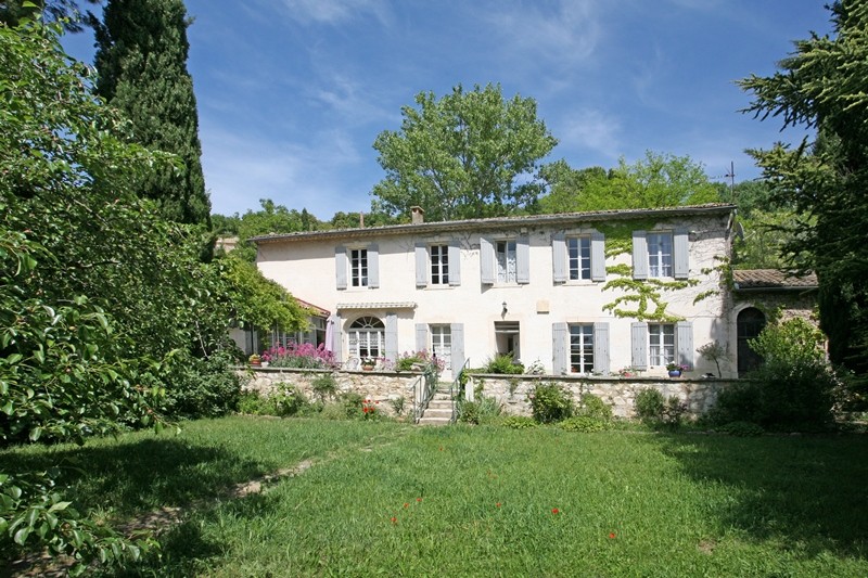 En vente, en Luberon,  en bordure d'un beau village perché, maison ancienne de famille avec jardin  