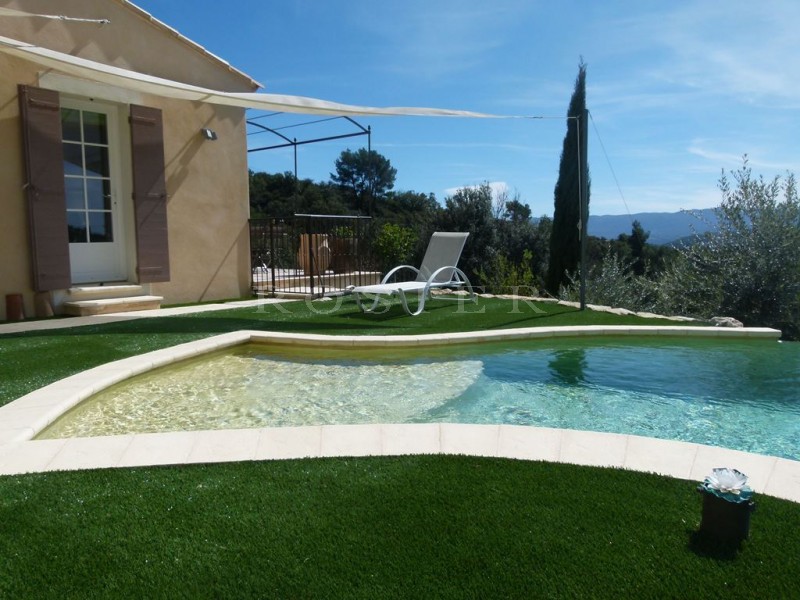 Sur les hauteurs, dominant la vallée du Luberon et bénéficiant de vues sublimes, maison d'architecte sur 3 000 m² de terrain.   