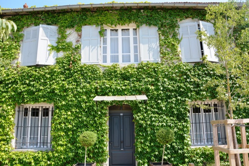 Maison en pierre rénovée avec 1000m² de jardin, piscine et à deux pas du village réputé pour ses cours d’eau et antiquaires   