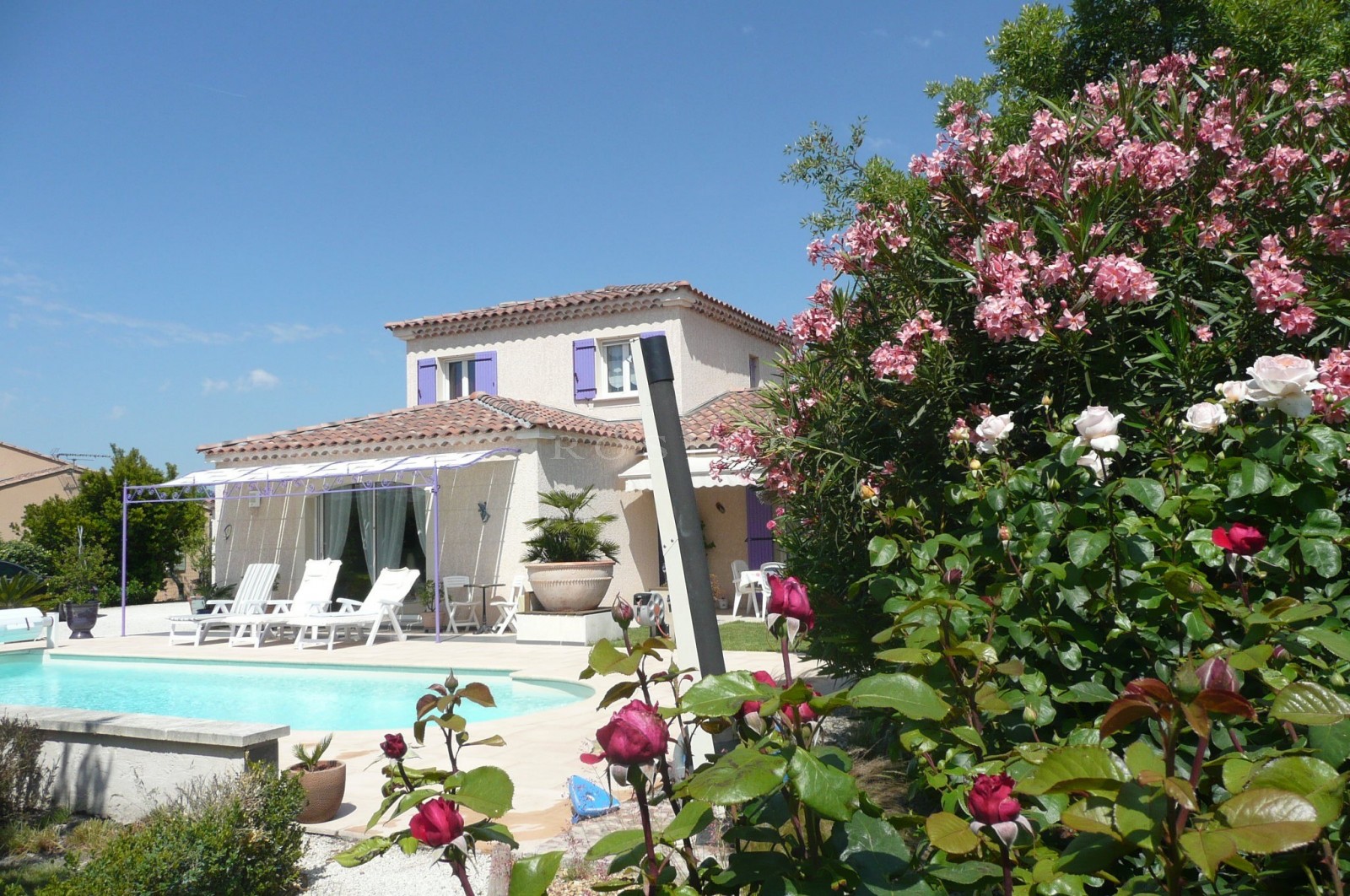 Isle sur la Sorgue - Belle villa contemporaine dans petit lotissement de standing   