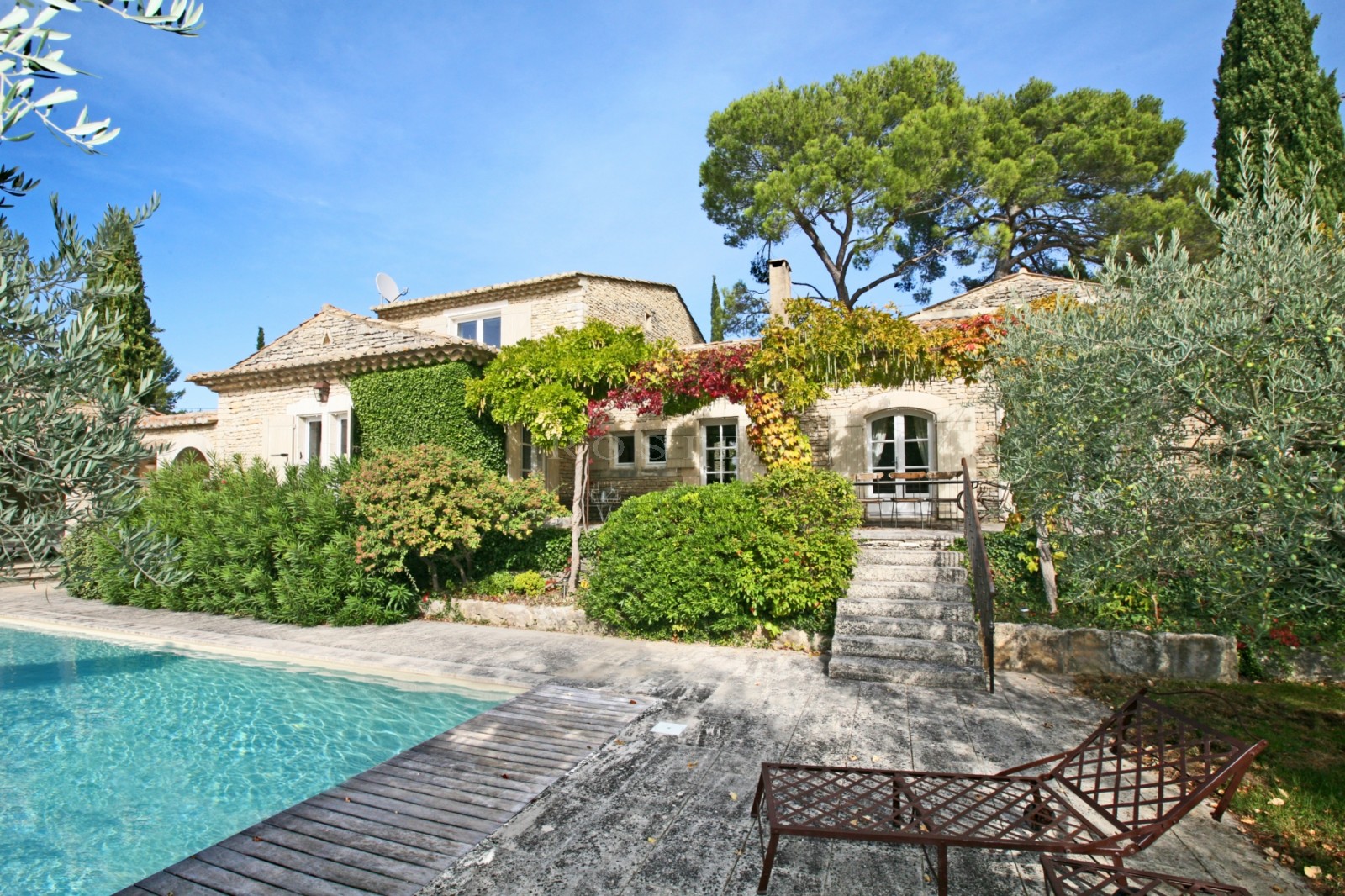 Gordes - Superbe propriété en Luberon avec maison de gardien, tennis et piscine   