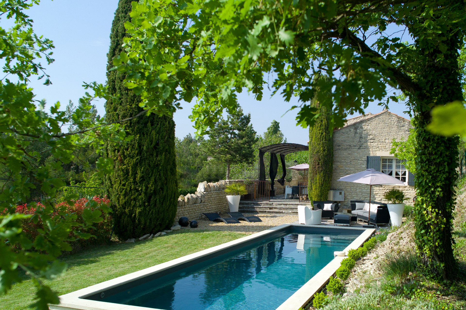 A Gordes, en vente,  maison en pierre, rénovée avec goût,  avec jardin et piscine 