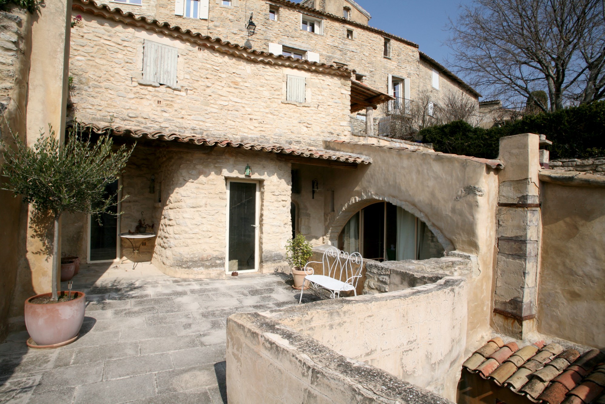 En vente en Provence, en Luberon,  dans un célèbre village perché, magnifique maison de village du XVIIème siècle totalement atypique,  avec patio et terrasse. 